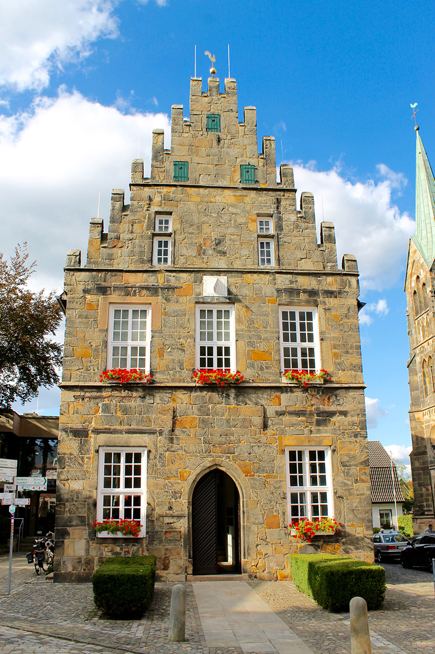 Historisches Rathaus bei Sonnenschein