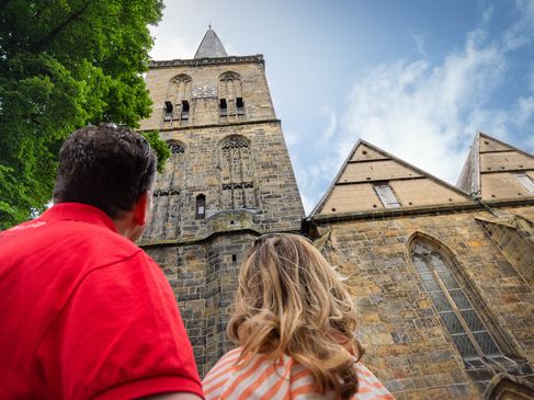 Ein Paar blickt auf die evangelisch reformierte Kirche