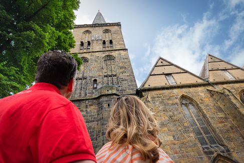 Ein Paar blickt auf die evangelisch reformierte Kirche