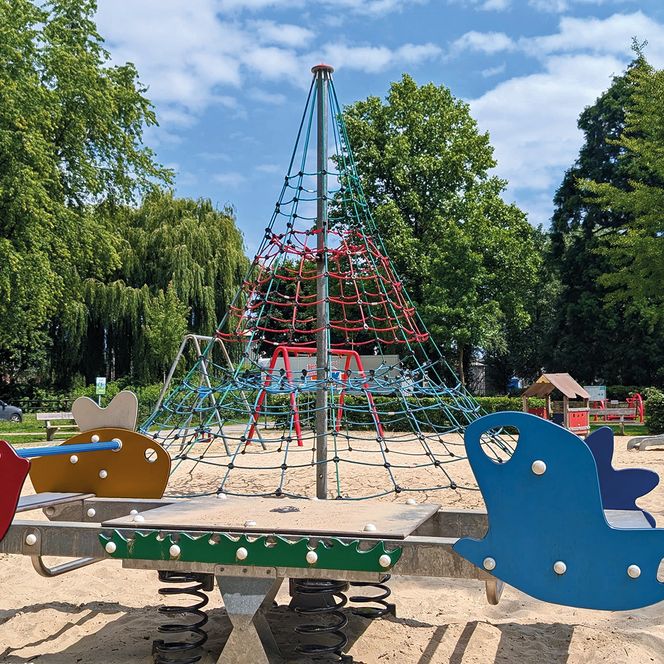 Kinderwippe und Kletterspinne im Hintergrund