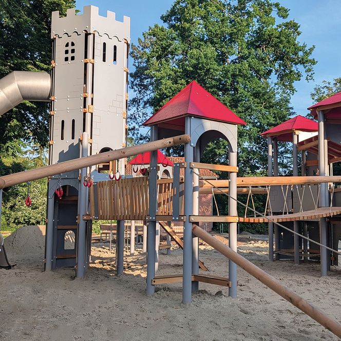 Die Kletterburg gleicht einer Ritterfestung auf der sich kleine Abenteurer nach Lust und Laune austoben können.