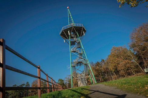 Blick auf den Aussichtsturm Isterberg mit tiefblauem Himmel im Hintergrund. Der Aussichtsturm erinnert mit seiner Stahltkontruktion an einen Mini-Eiffelturm.