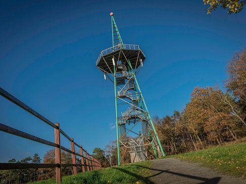 Blick auf den Aussichtsturm Isterberg mit tiefblauem Himmel im Hintergrund. Der Aussichtsturm erinnert mit seiner Stahltkontruktion an einen Mini-Eiffelturm.