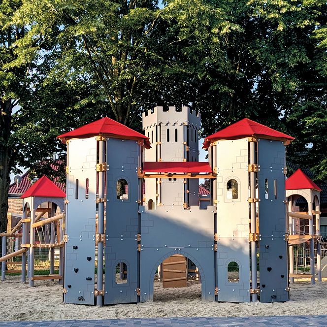 Bei Sonnenschein und aus einer anderen Perspektive schauen wir auf zwei Wachtürme der Ritterfestung und einen kleinen Wehrgang. Von hier kann die Festung garantiert nicht eingenommen werden!
