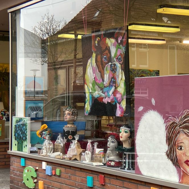 Das Atelier von aussen mit Blick auf die wunderbaren kreativen Werke und Arbeitsplätze.