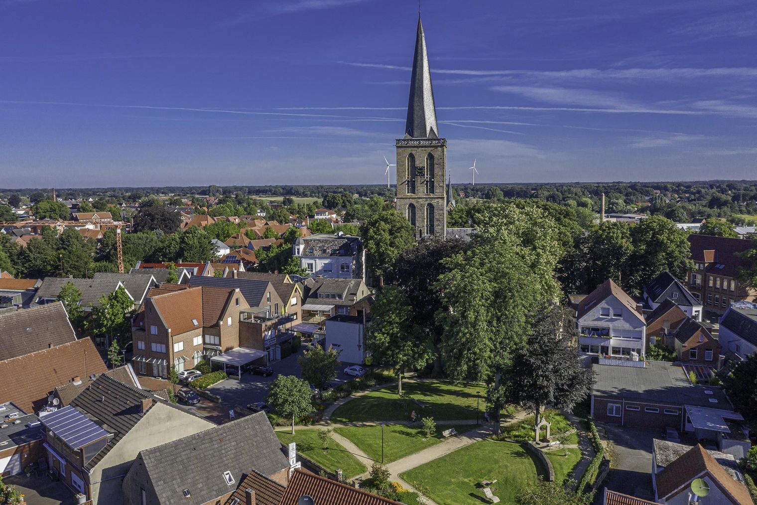 Schüttorf von oben mit dem Bürgermeister Meyering Park und dem Kirchturm der evangelisch reformierten Kirche.