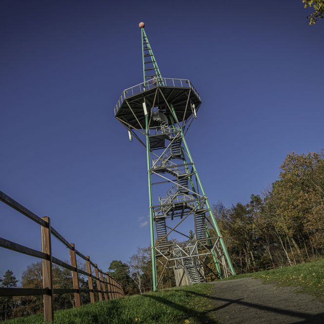 Blick auf den Aussichtsturm Isterberg mit tiefblauem Himmel im Hintergrund. Der Aussichtsturm erinnert mit seiner Stahltkontruktion an einen Mini-Eiffelturm.