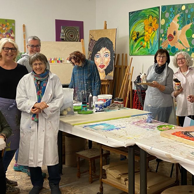 Das Team vom Schauhaus inmitten seiner Werke!